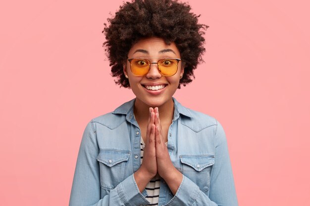 Jonge Afro-Amerikaanse vrouw met gekleurde zonnebril