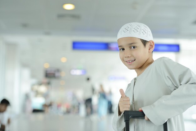 Jonge arabische kinderpassagiers die op de luchthaven reizen