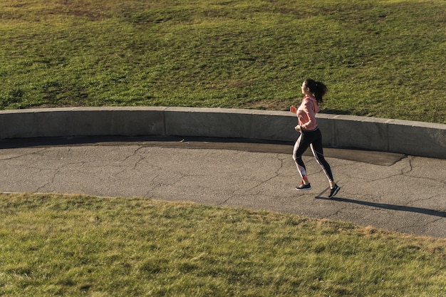 Jonge atleet die in het park loopt