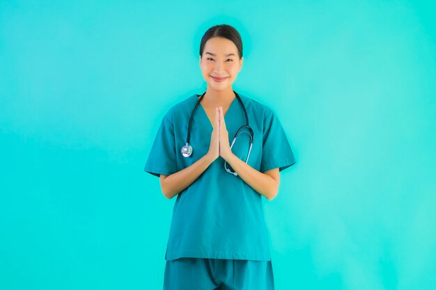 jonge Aziatische arts vrouw die lacht