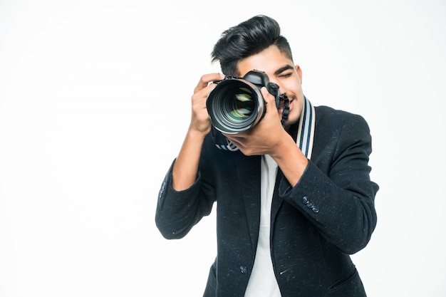 Jonge Aziatische man met camera geïsoleerd op een witte achtergrond. Fotograaf concept