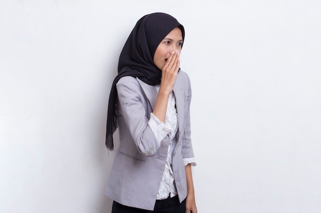 Jonge aziatische mooie moslimvrouw schreeuwen en schreeuwen aankondigen geïsoleerd op een witte achtergrond