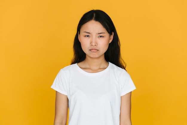 Jonge Aziatische vrouw die boos is