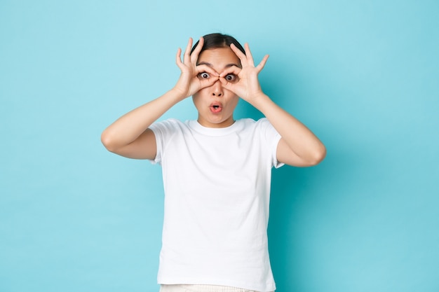 Jonge Aziatische vrouw die het toevallige T-shirt stellen draagt