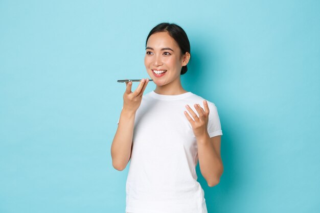 Jonge Aziatische vrouw die het toevallige T-shirt stellen draagt