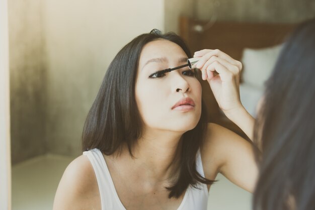 Jonge Aziatische vrouw make-up jezelf