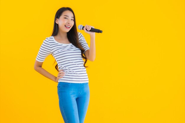 jonge Aziatische vrouw zingen met microfoon