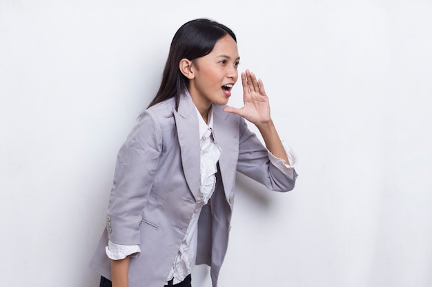 Jonge aziatische zakenvrouw schreeuwen en schreeuwen aankondigen geïsoleerd op witte achtergrond