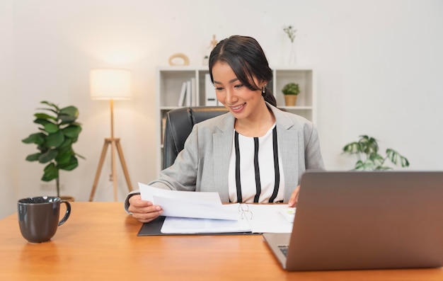 Jonge Aziatische zakenvrouw werken in Office