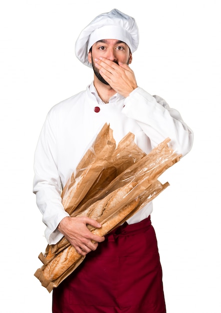 Jonge bakker met wat brood en bedekt zijn mond