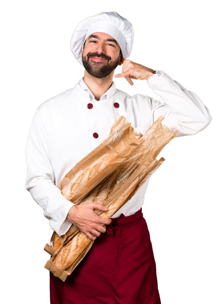 Jonge bakker met wat brood en telefoongebaar maken