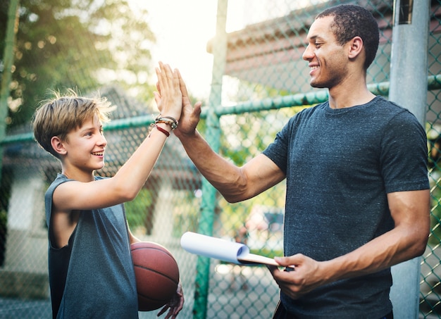 Jonge basketbalspeler schieten