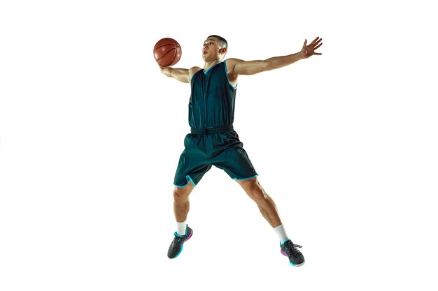 Jonge basketbalspeler training geïsoleerd