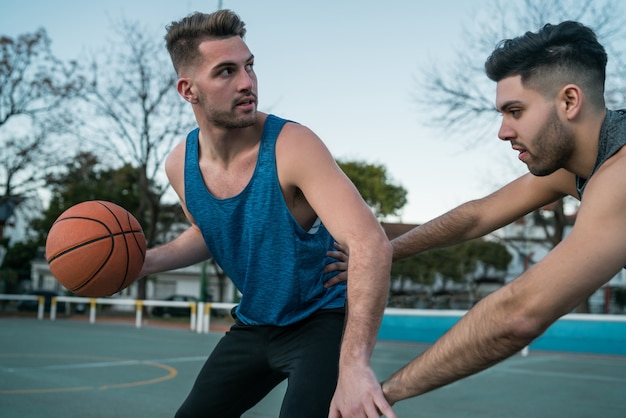 Jonge basketbalspelers spelen een-op-een.