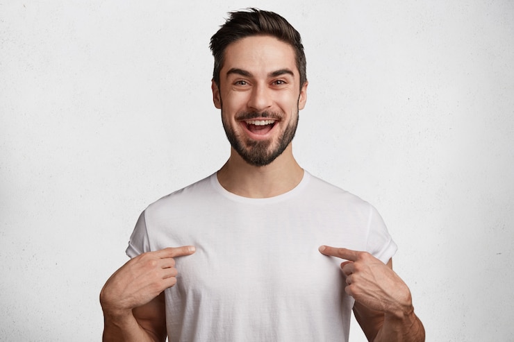 Gratis Foto jonge, bebaarde man met wit t-shirt