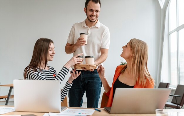 Jonge bedrijfsmensen die aan laptop werken