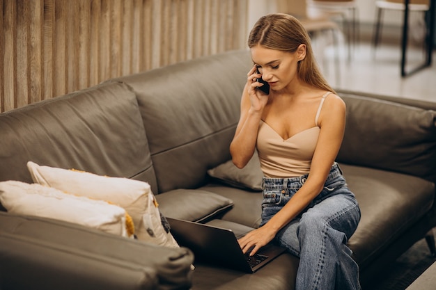 Gratis foto jonge bedrijfsvrouw die aan laptop werkt