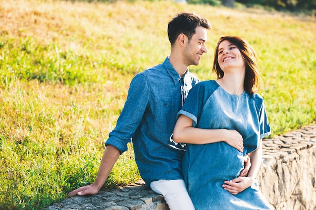 Jonge blanke man knuffelen zwangere vrouw