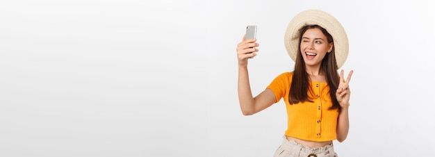 Jonge blanke vrouw genieten van de selfie met zichzelf geïsoleerd op een witte achtergrond zomer reizen co