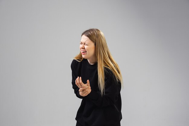 Jonge blanke vrouw lijdt aan polspijn