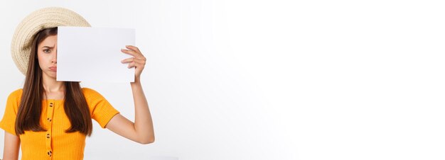 Jonge blanke vrouw met blanco vel papier over geïsoleerde achtergrond bang in shock met een verrassing