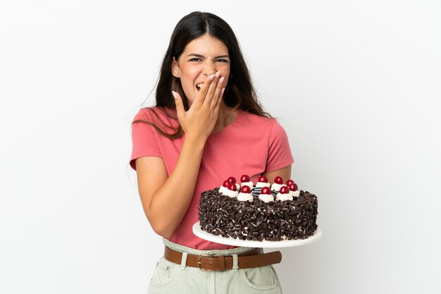 Jonge blanke vrouw met verjaardagstaart geïsoleerd op een witte achtergrond gelukkig en lachend die mond bedekt met hand