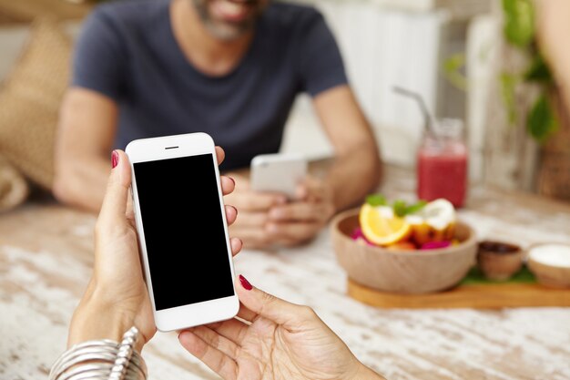 Jonge blanke vrouw nieuwsfeed bekijken via sociale netwerken