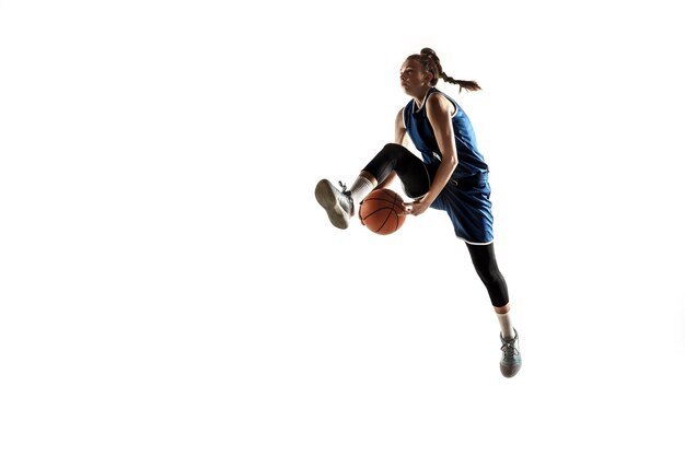 Jonge blanke vrouwelijke basketbalspeler van team in actie, beweging in sprong geïsoleerd op een witte achtergrond.