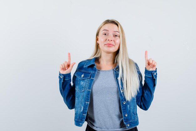 Jonge blonde charmante vrouw geïsoleerd