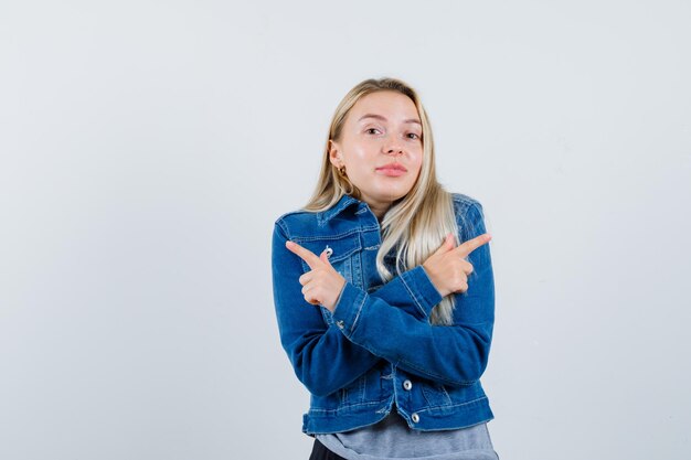 Jonge blonde charmante vrouw geïsoleerd