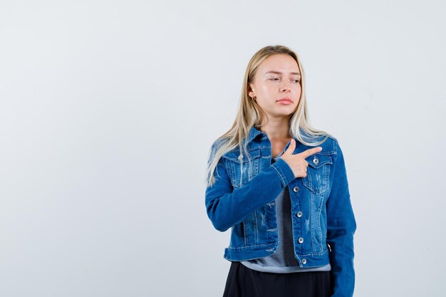 Jonge blonde charmante vrouw geïsoleerd