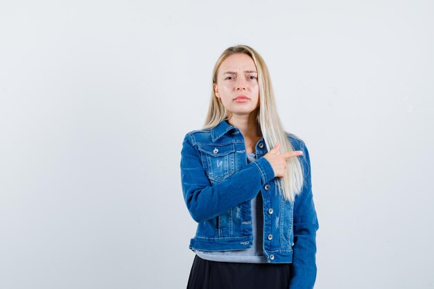 Jonge blonde charmante vrouw geïsoleerd