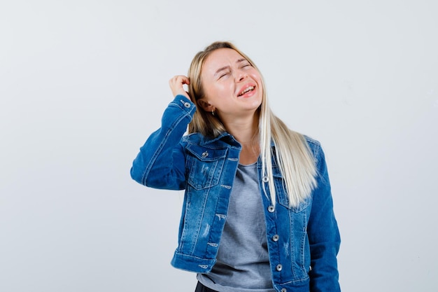 Jonge blonde charmante vrouw geïsoleerd