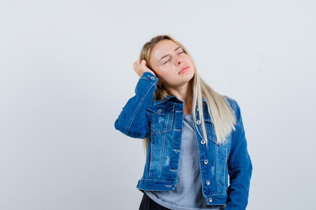 Jonge blonde charmante vrouw geïsoleerd