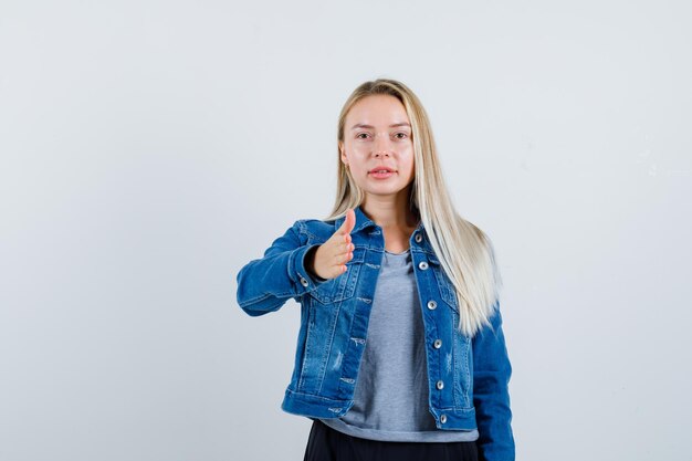 Jonge blonde charmante vrouw geïsoleerd