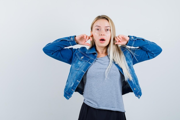 Jonge blonde charmante vrouw geïsoleerd