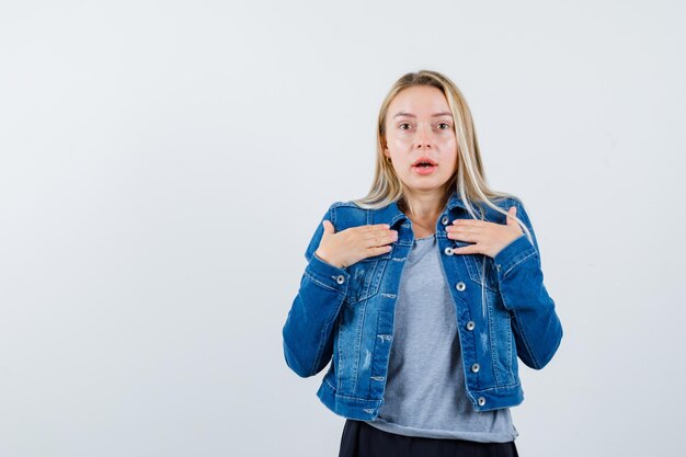 Jonge blonde charmante vrouw geïsoleerd