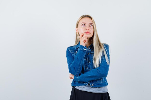 Jonge blonde charmante vrouw geïsoleerd