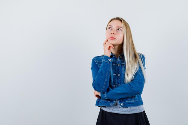 Jonge blonde charmante vrouw geïsoleerd