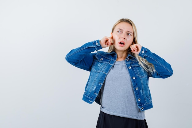 Jonge blonde charmante vrouw geïsoleerd