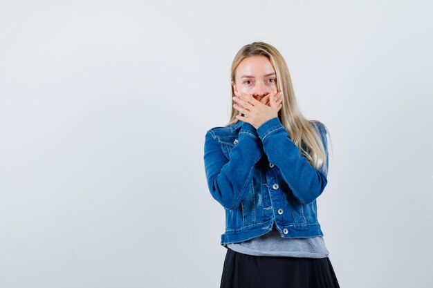 Jonge blonde charmante vrouw geïsoleerd