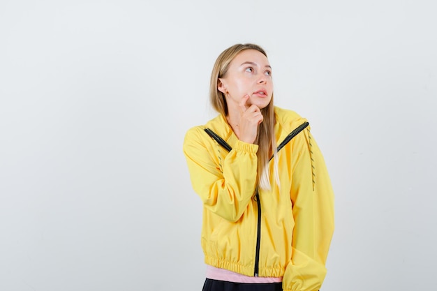 Jonge blonde charmante vrouw geïsoleerd