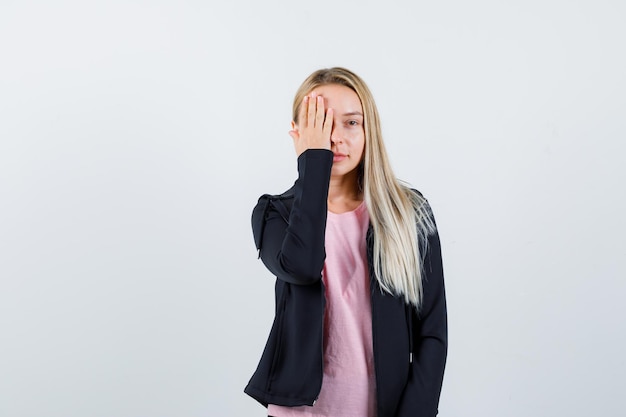 Jonge blonde charmante vrouw geïsoleerd