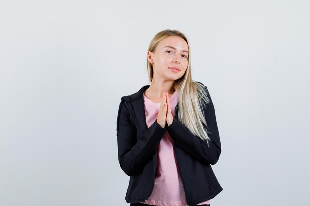 Jonge blonde charmante vrouw geïsoleerd