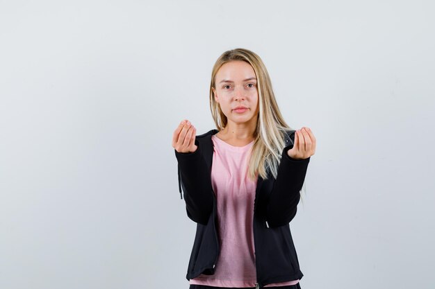 Jonge blonde charmante vrouw geïsoleerd