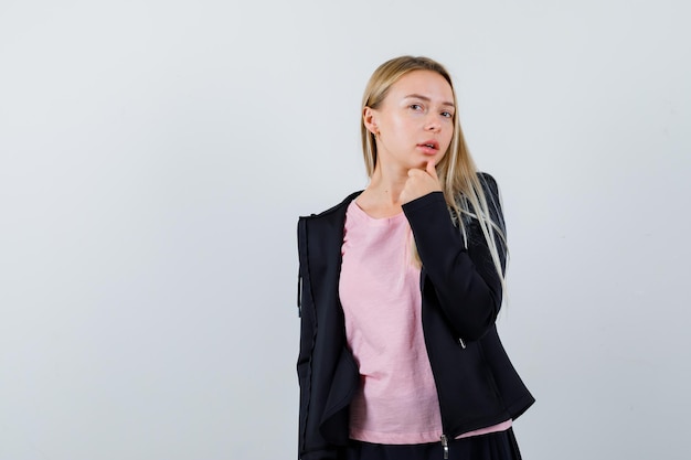 Jonge blonde charmante vrouw geïsoleerd