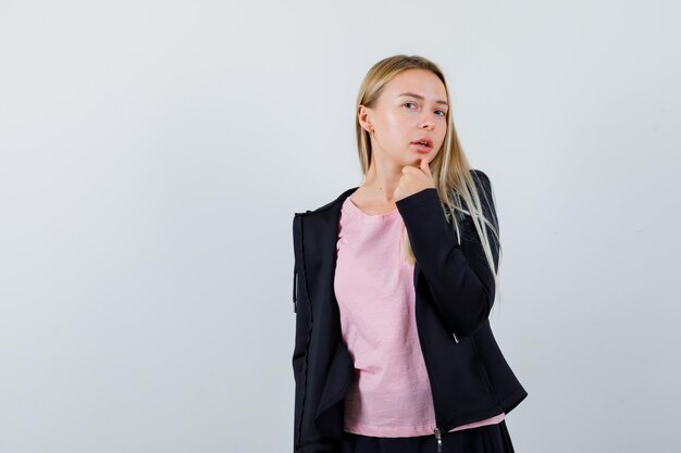 Jonge blonde charmante vrouw geïsoleerd