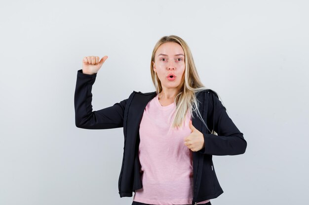 Jonge blonde charmante vrouw geïsoleerd