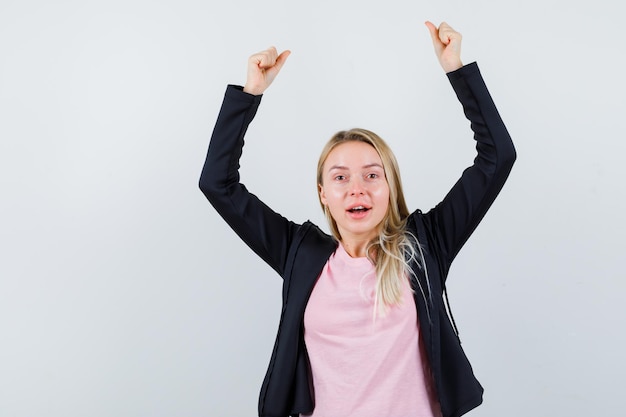 Jonge blonde charmante vrouw geïsoleerd