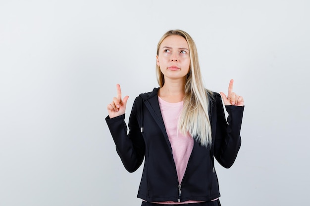 Jonge blonde charmante vrouw geïsoleerd